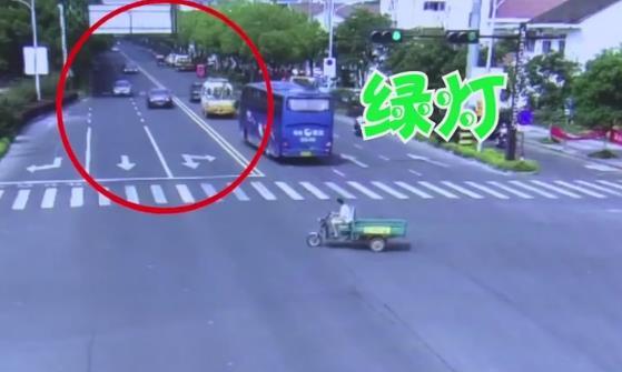 女司机闯红灯，保险都赔不起，劳斯莱斯车主：100万就敢闯红灯？