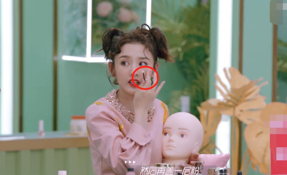 宋祖儿节目上用口水卸妆,效果堪比眼唇卸妆液,一旁的戚薇看懵了