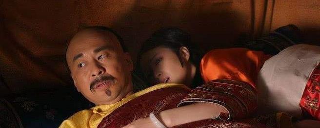 皇帝临幸妃子为何要求妃子从脚下钻进被窝，原因很简单