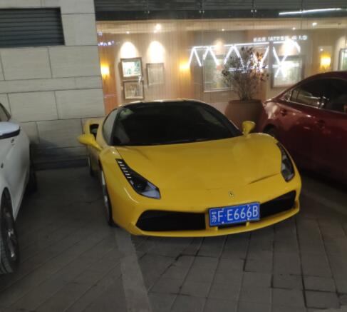 南通崇川区实拍法拉利跑车，车牌