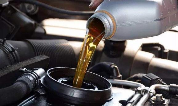 汽车保养换完机油后，一定把机油桶要回来，别因要面子而吃亏！
