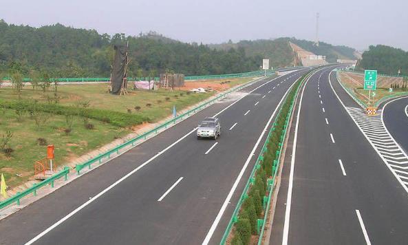 汽车跑高速会造成“负担”？明白人：不仅不伤车，还有这4个好处