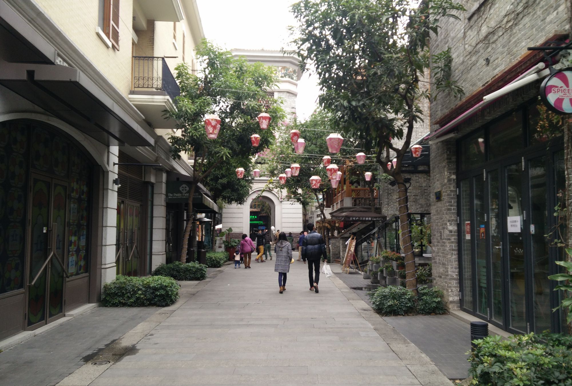 广东佛山岭南新天地,周末休闲好去处,很多年轻人来这玩