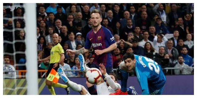 梅西拥抱头号功臣!巴萨1战颠覆历史:87年来终