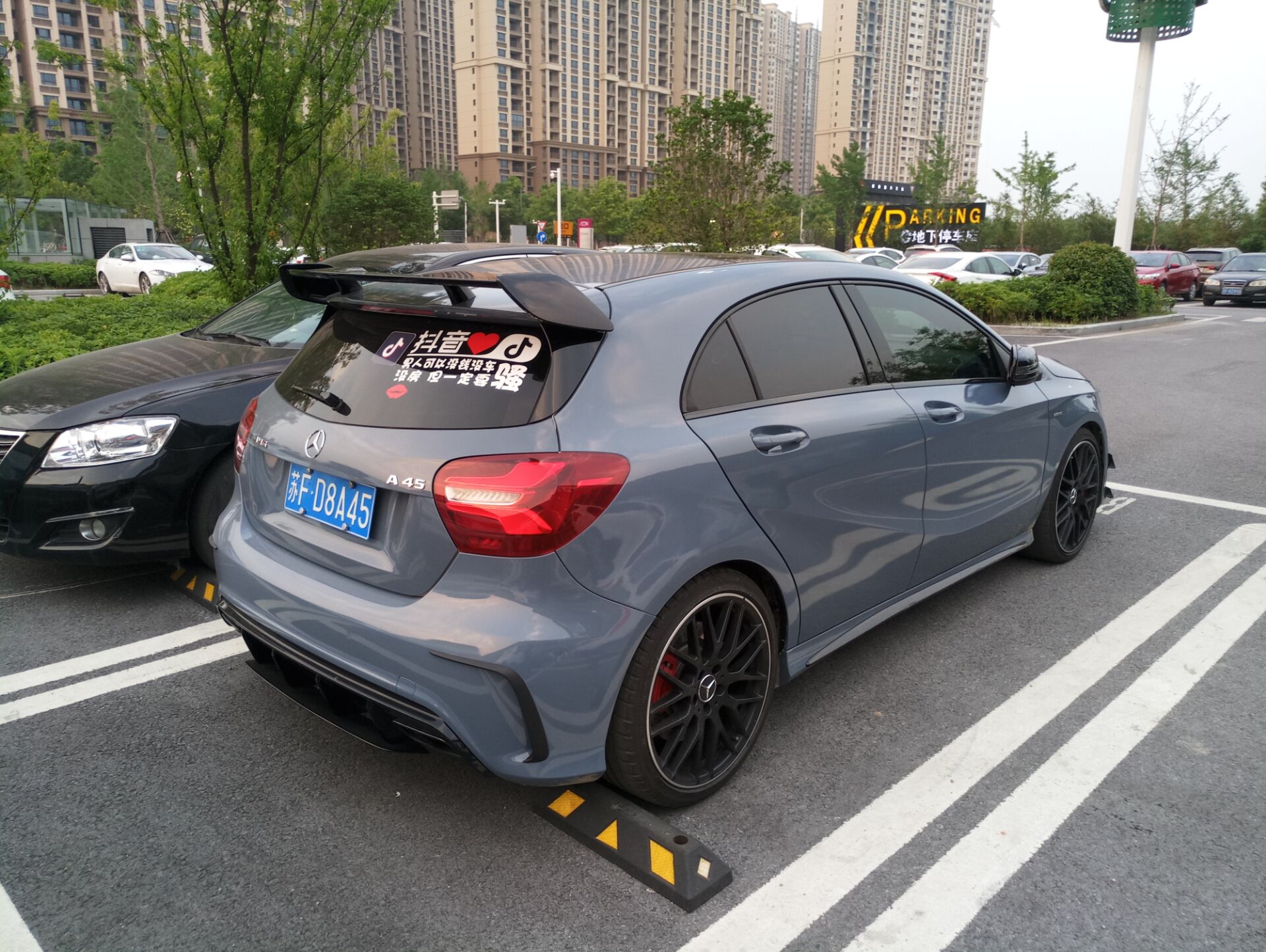 南通开发区实拍奔驰A45 AMG，车牌配车型也是