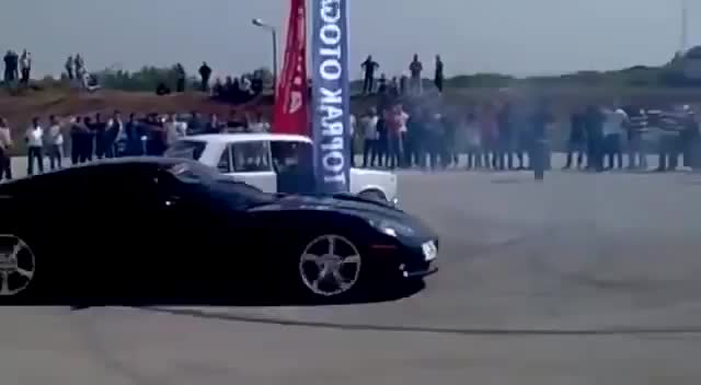 跑车在耍帅老车凑热闹的下场真的没谁了这结果