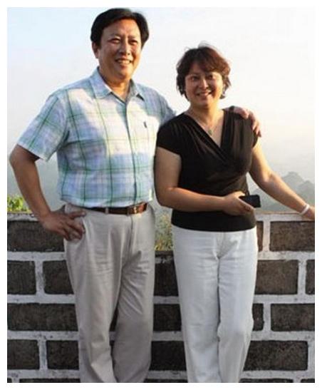 唐国强妻子儿子近照曝光，一胖毁所有