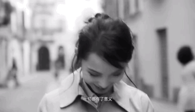 2012年的她为vogue杂志拍摄封面随后再度亮相纽约时装周.