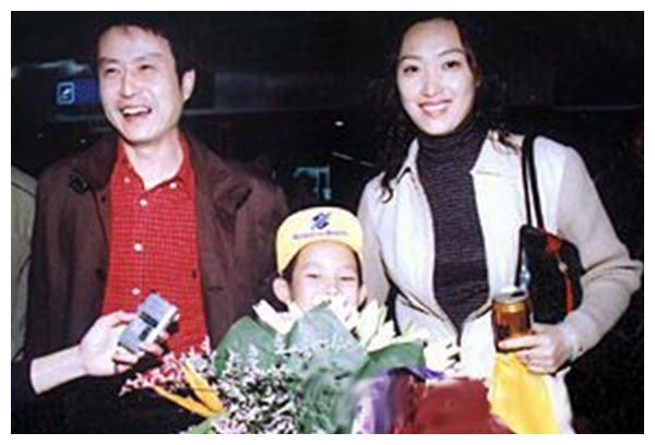 中国女排名帅陈忠和，二婚再娶女排姑娘，如今过得非常幸福