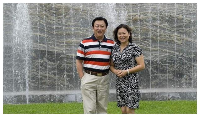 唐国强妻子儿子近照曝光，一胖毁所有