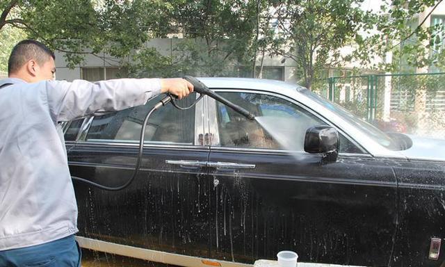 汽车洗车过后，这4个地方一定要擦干净，不然可能伤车