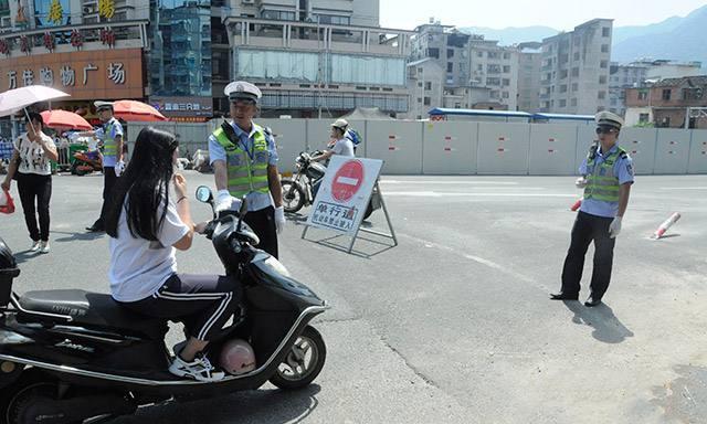 电动车安装“挡风被”被罚款50！车主反问交警：这也算违章？