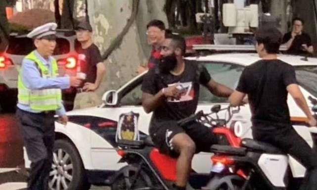 电动车载人都不行？大爷彻底怒了：不带人带空气？