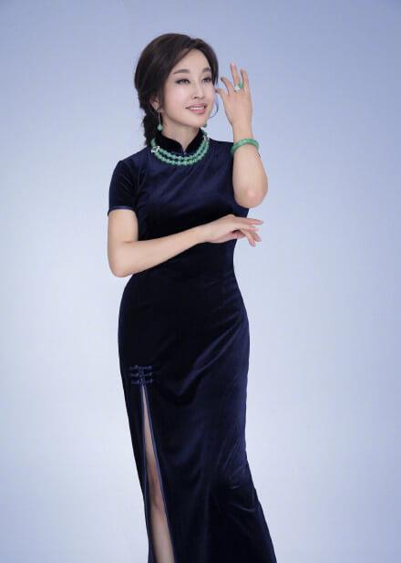刘晓庆旗袍大秀丰满身材,古典美人优雅尽显,搭配麻花辫美回35岁