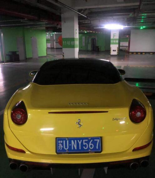 苏州某地库实拍法拉利加利福尼亚跑车，虽已二手仍旧很经典！