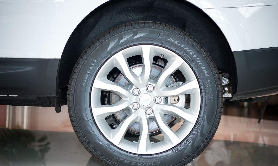 汽车轮毂脏了怎么办？用这土法子最管用，4S店可不会告诉你