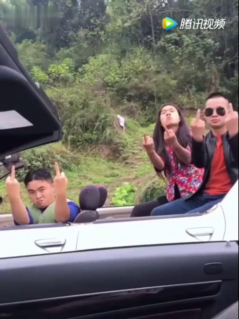 当看到你拿出伞的时候，我就知道这奔驰敞篷跑车就输了