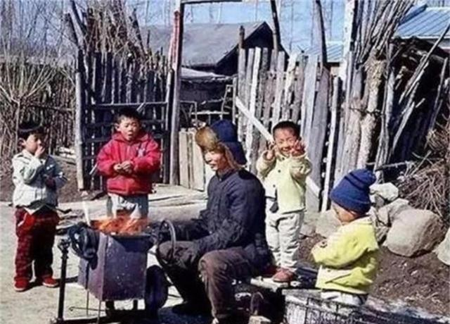 儿时的回忆蹦爆米花,大家还记得小的时候吗,让我们一起回味一下