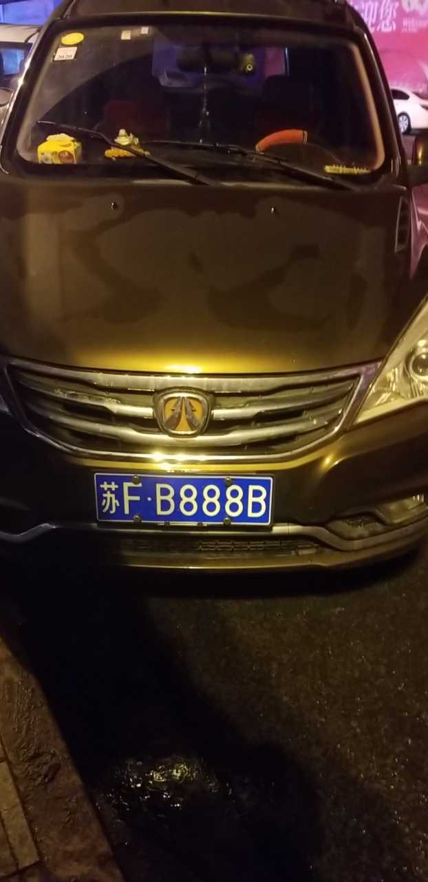 南通叠石桥街头实拍靓号面包车，车牌远看