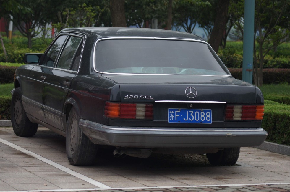 近距离实拍稀罕老车——奔驰420SEL！太经典了！