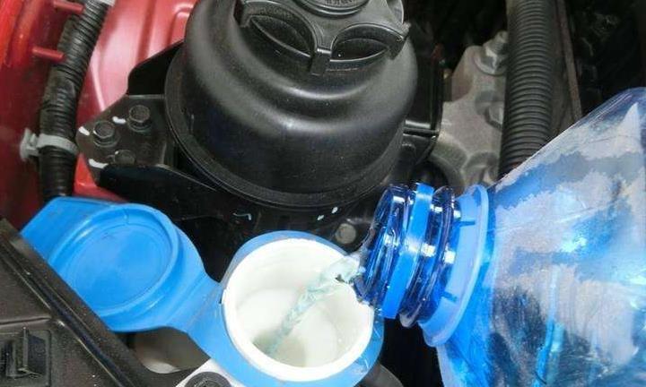 玻璃水用完了，可以自己添加吗？维修工：很多车主都错了！