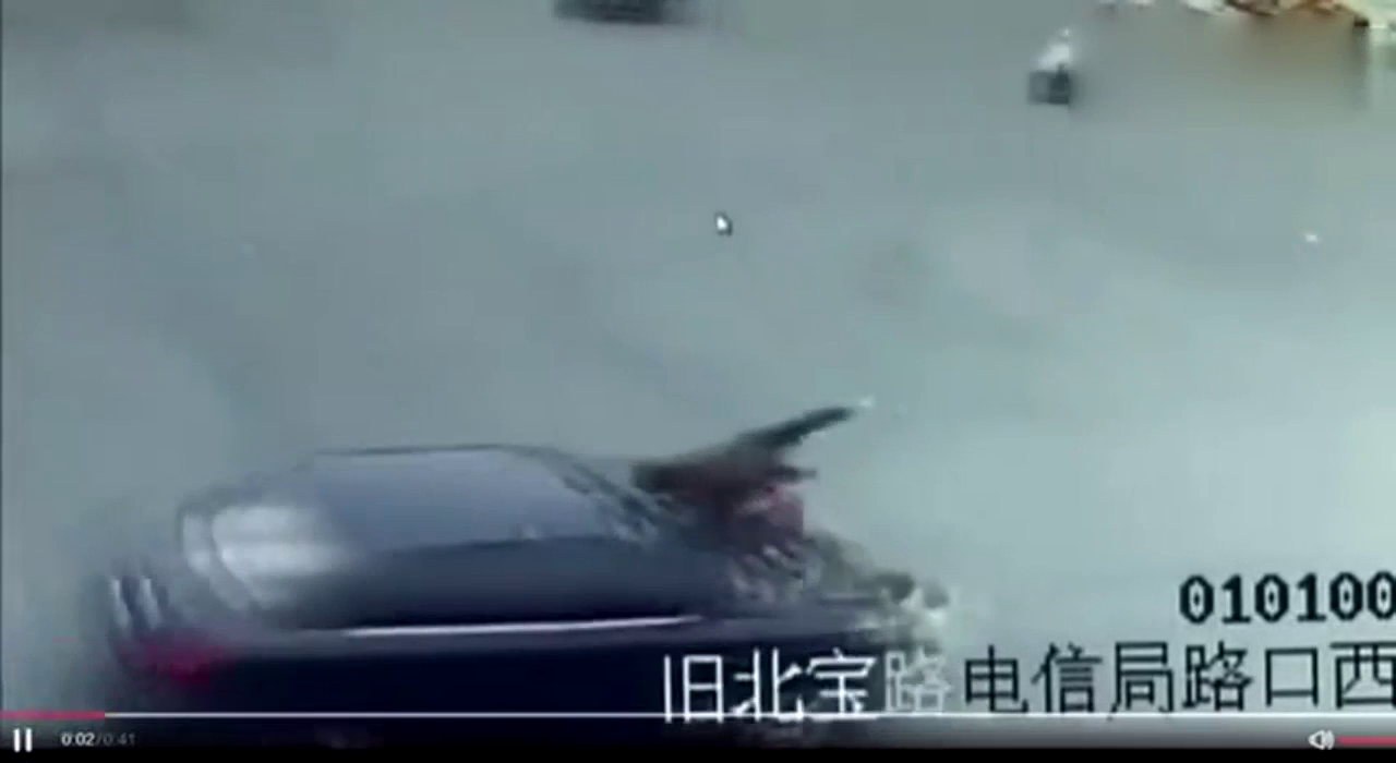 电动车女司机2秒都不愿等，肆意闯红灯，接下来太惨！