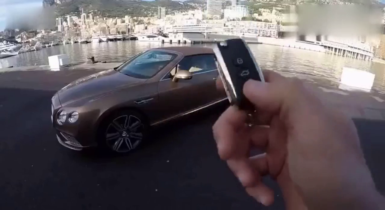 价值450万的宾利跑车，按下车钥匙按键，5秒钟后变形开始了