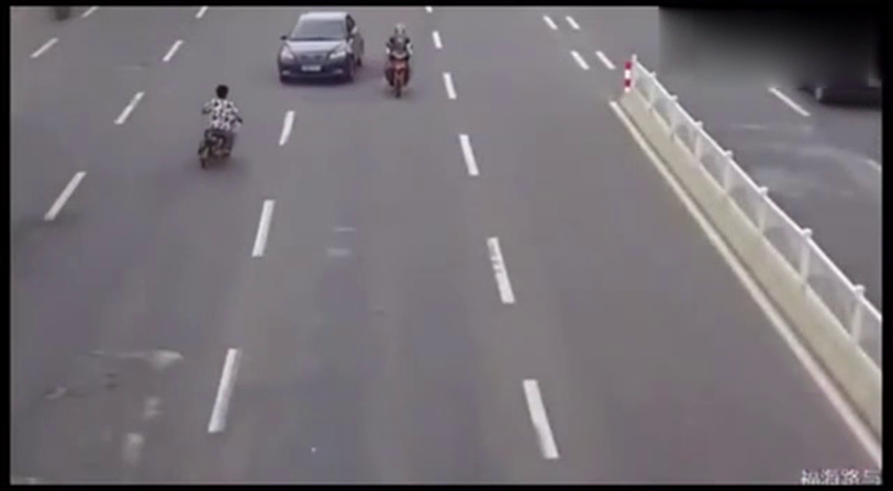 两辆无法无天的电动车，轿车司机彻底被逼疯直接撞上去！