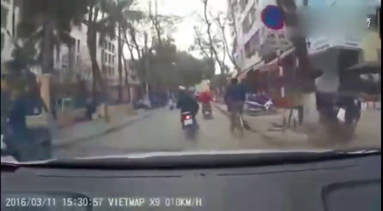 电动车飙车追尾还想打人，被轿车司机疯狂反杀差点打死！