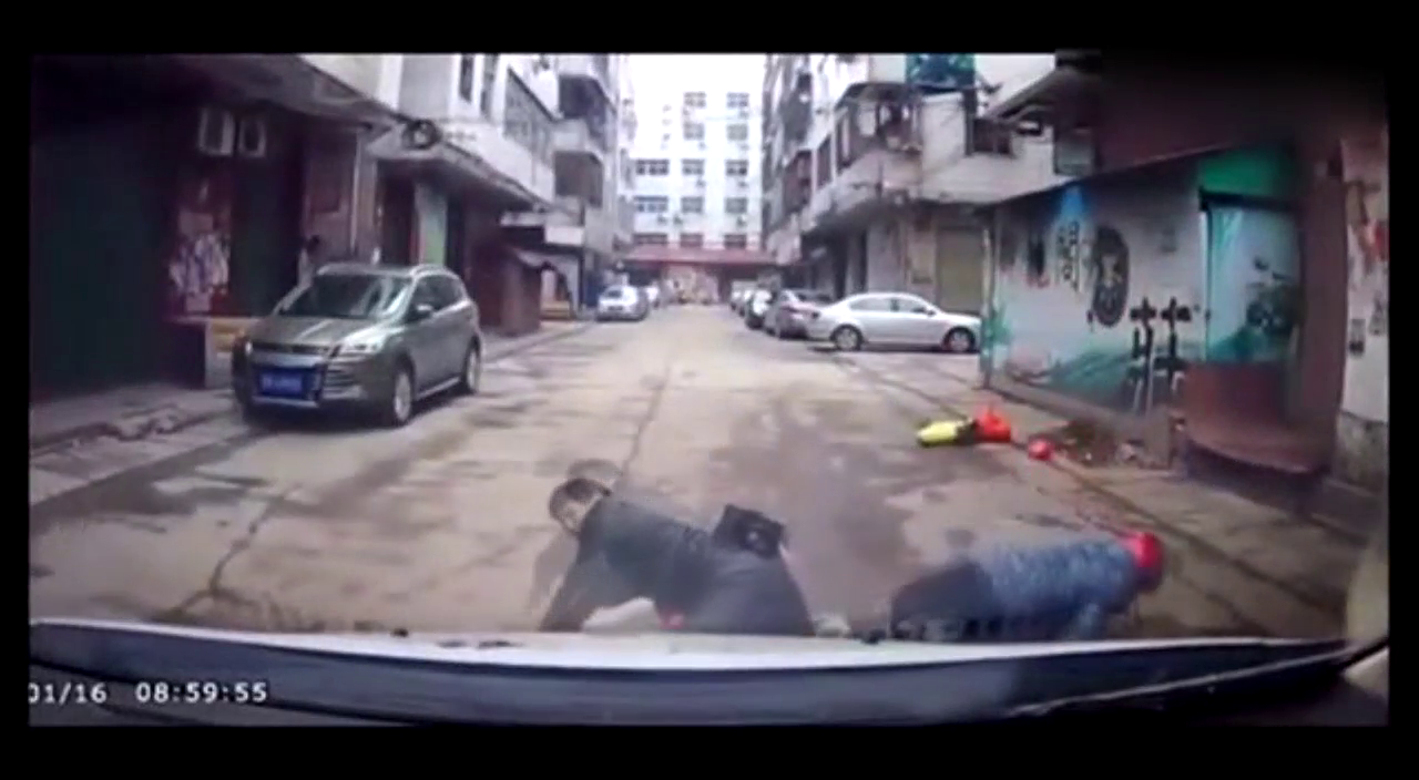 电动车已经穿出，司机反应确实有点慢呀