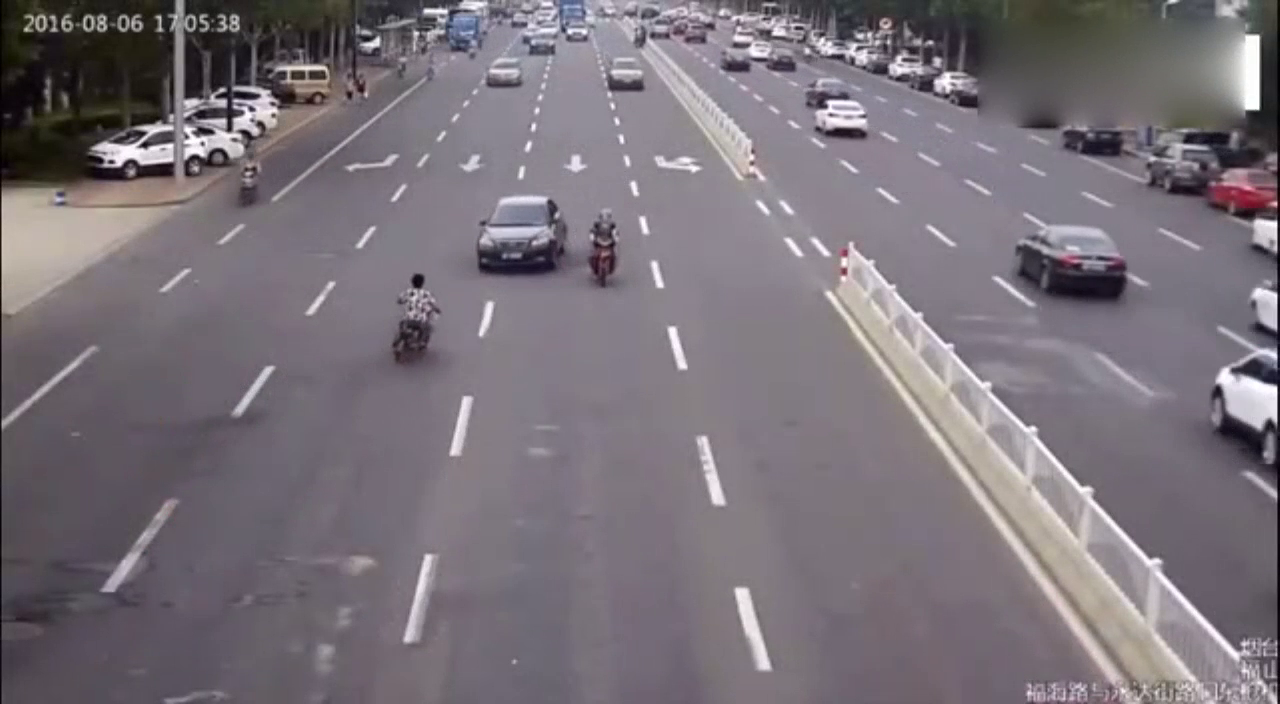 电动车女子马路逆行害人害己 付出惨痛代价