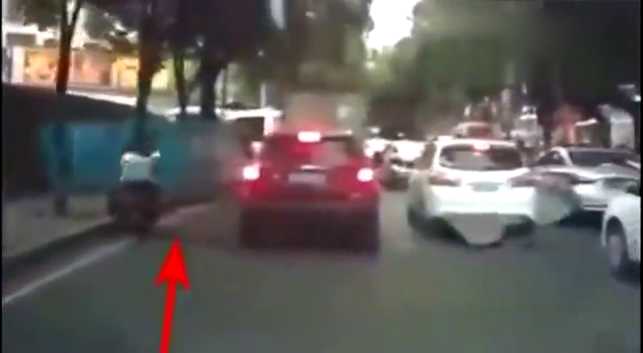 看完这个视频，你就知道很多司机为什么特不喜欢电动车、摩托车了