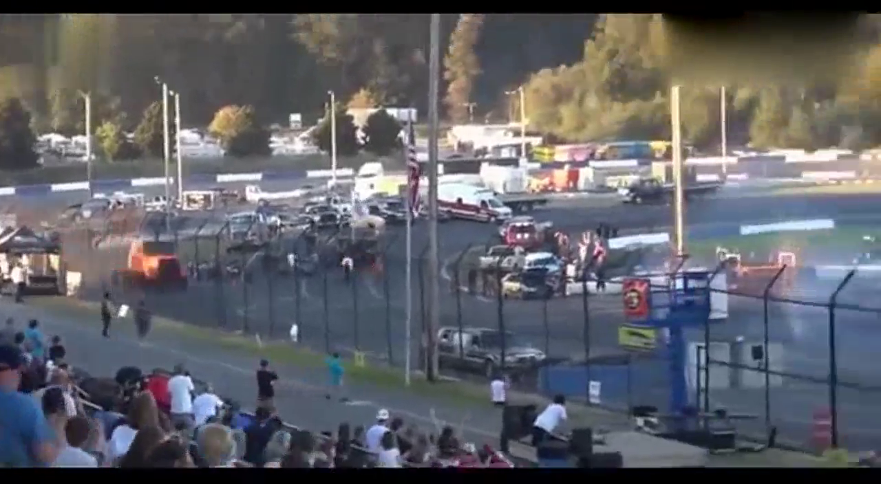 这种汽车比赛太迷人：重型卡车玩飞跃，解体无数啊！