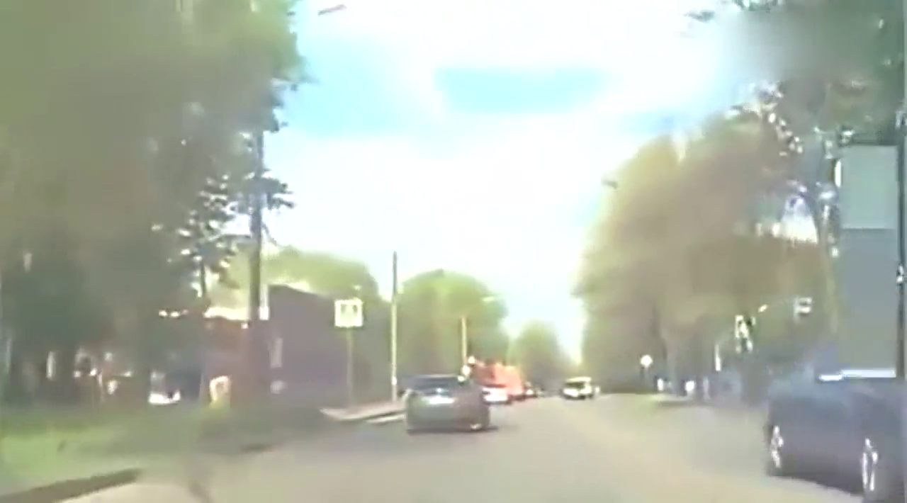 跑车烧成了灰烬，女司机驾车抽烟，谁知把车点着了