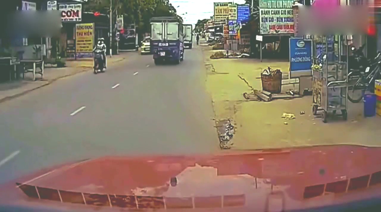 出租车一箭双雕，他都没动，惹得两辆摩托车互相伤害