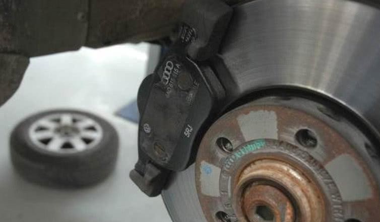 怎么判断爱车的刹车片是否要进行更换了？老司机：这三招教给你