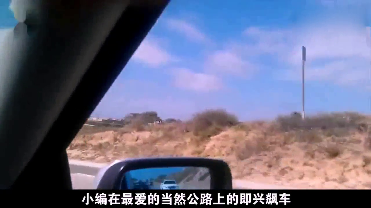 2辆跑车疯狂竞赛，却被一辆摩托车打破，司机都懵了