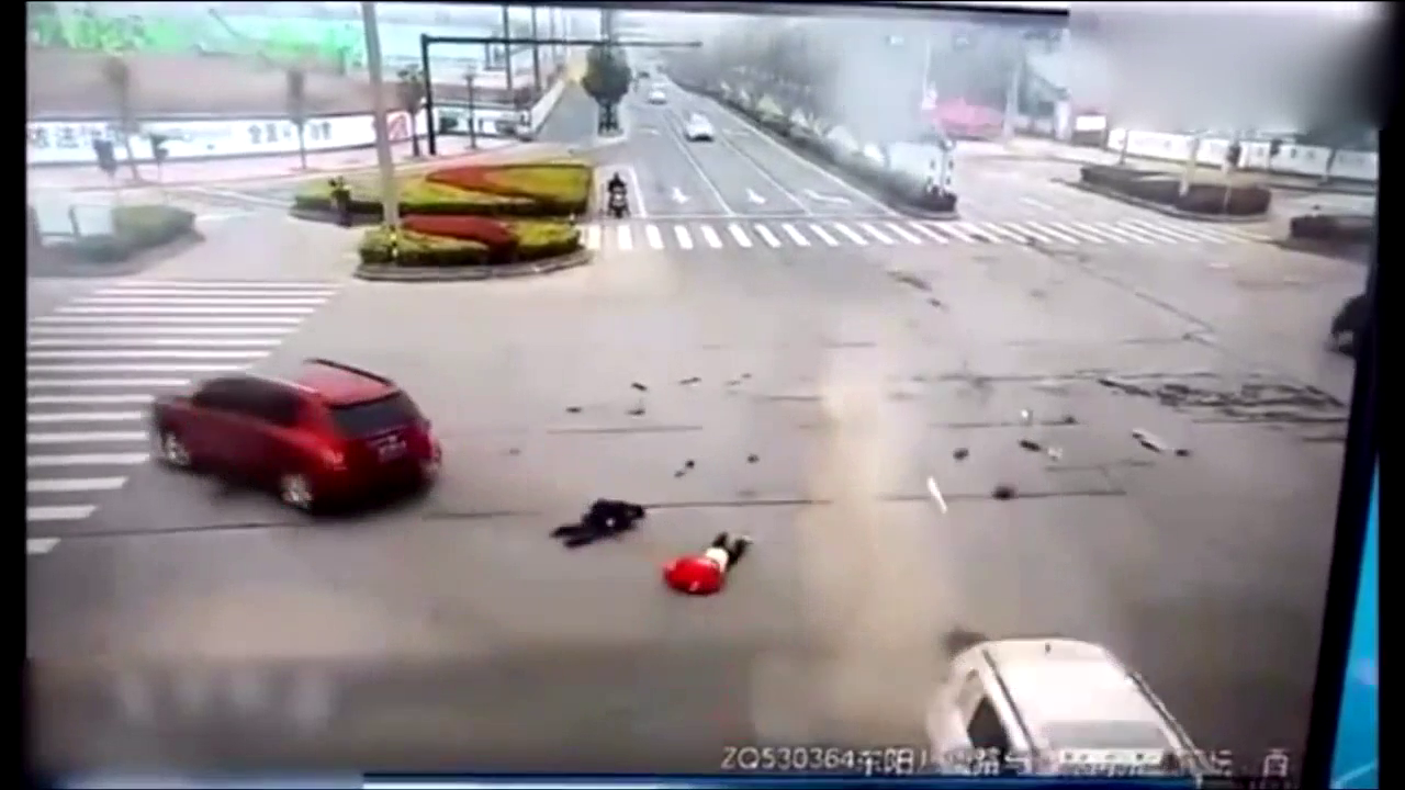 电动车女车手在路口被高高撞飞后，落在另一台车上