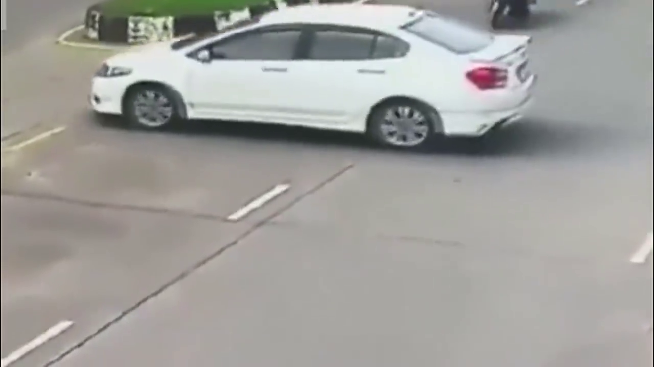 电动车女司机逆行，下一秒惨被撞飞，到底是谁的错！