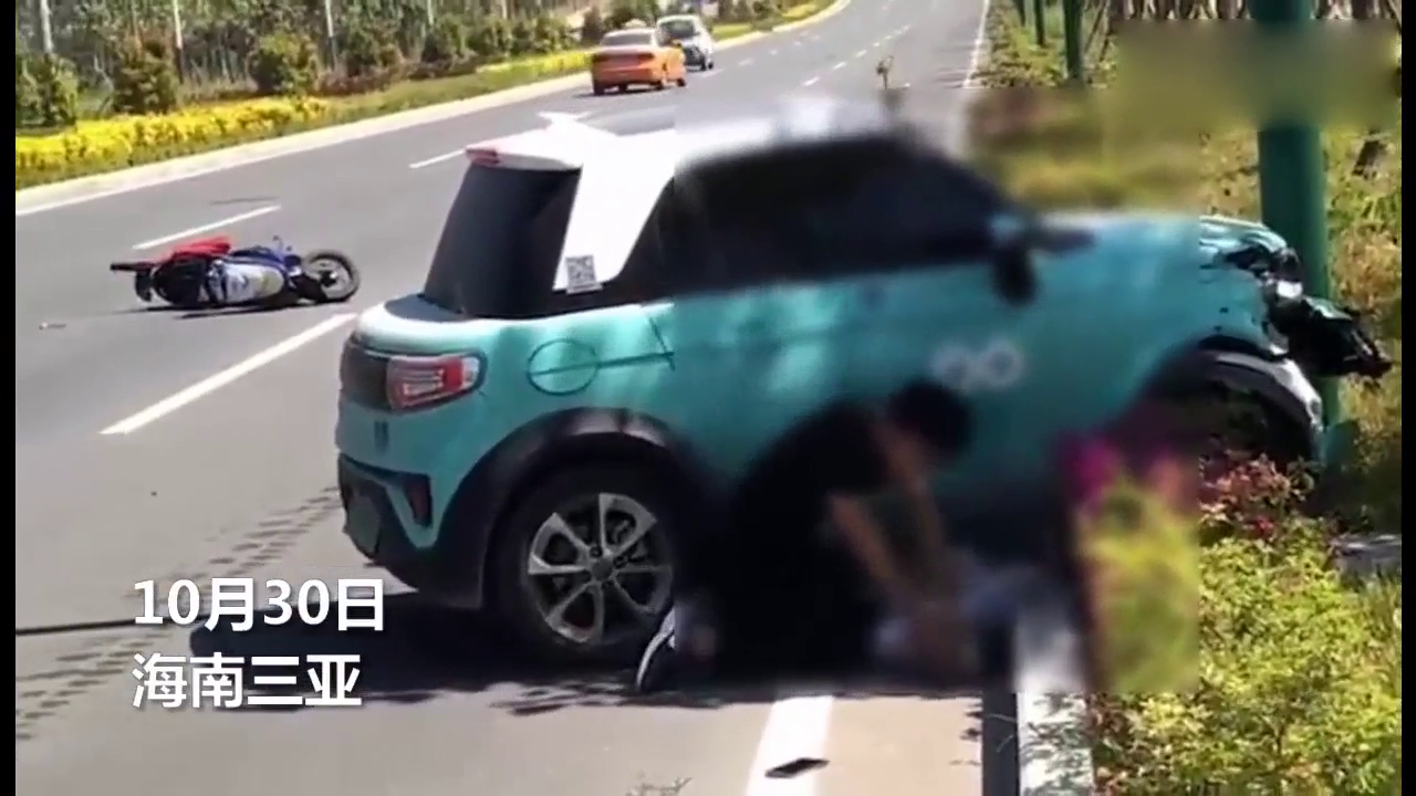 电动车骑手卷入小车底 司机跪地嘶喊施救：我错了