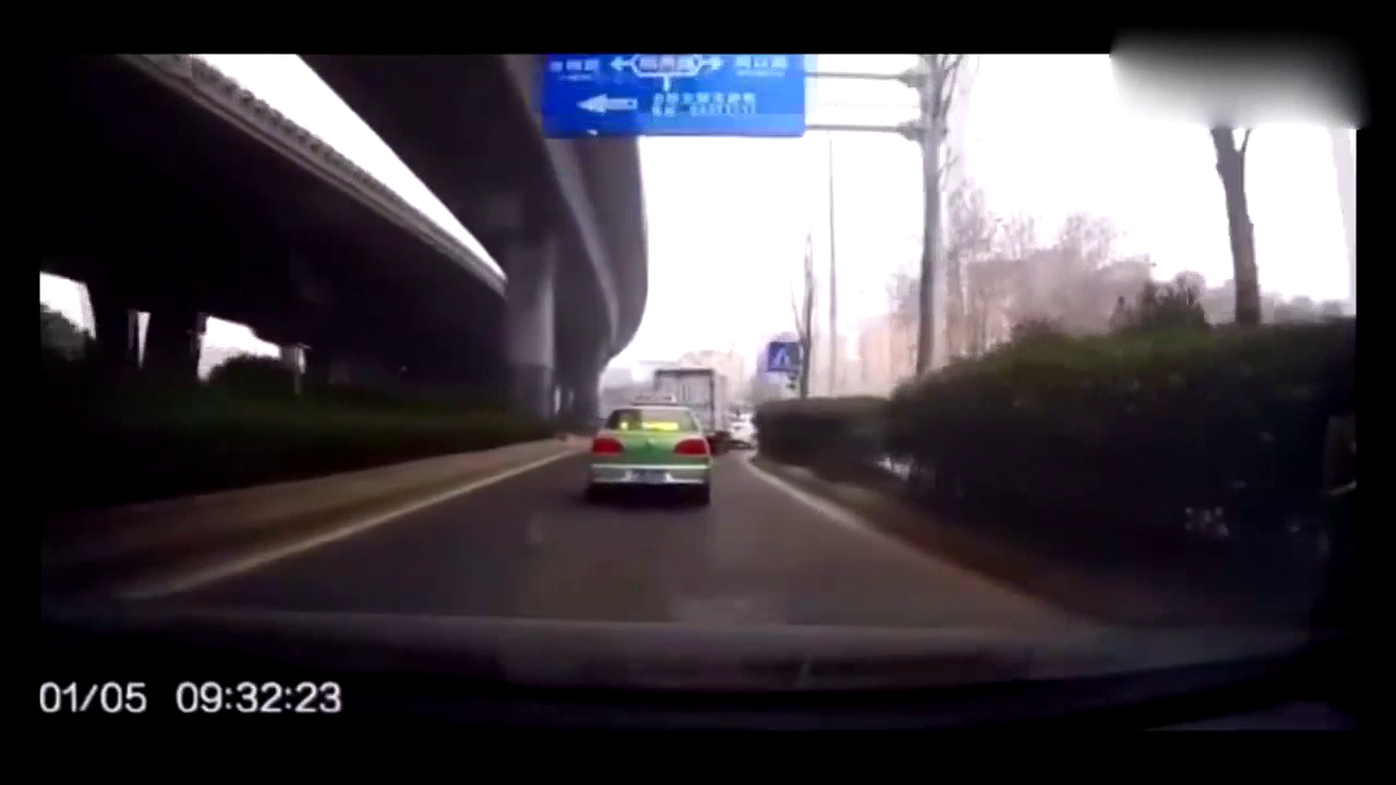 电动车立交桥下突然穿出，我实在刹不住呀！