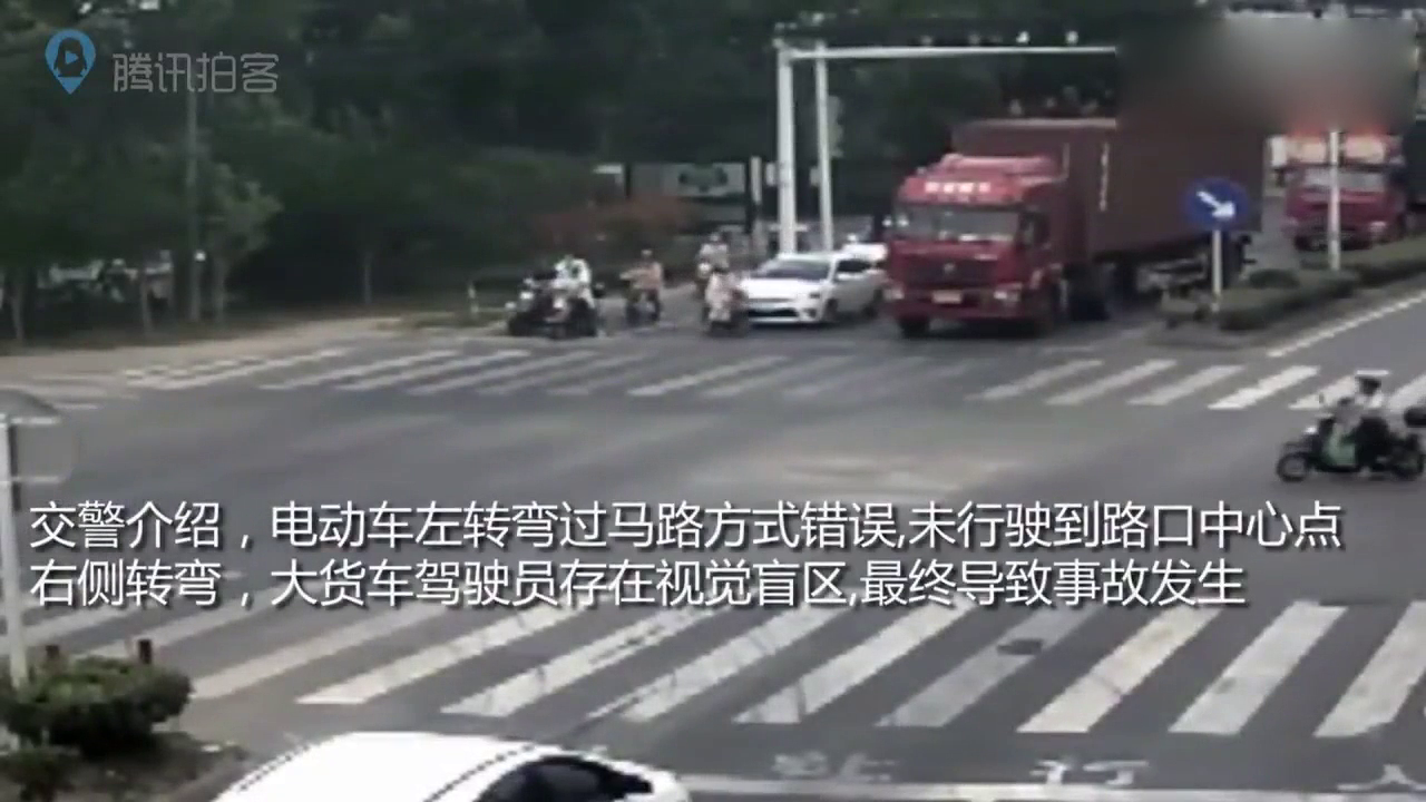 电动车与大货车相撞 女子神反应逃过一劫