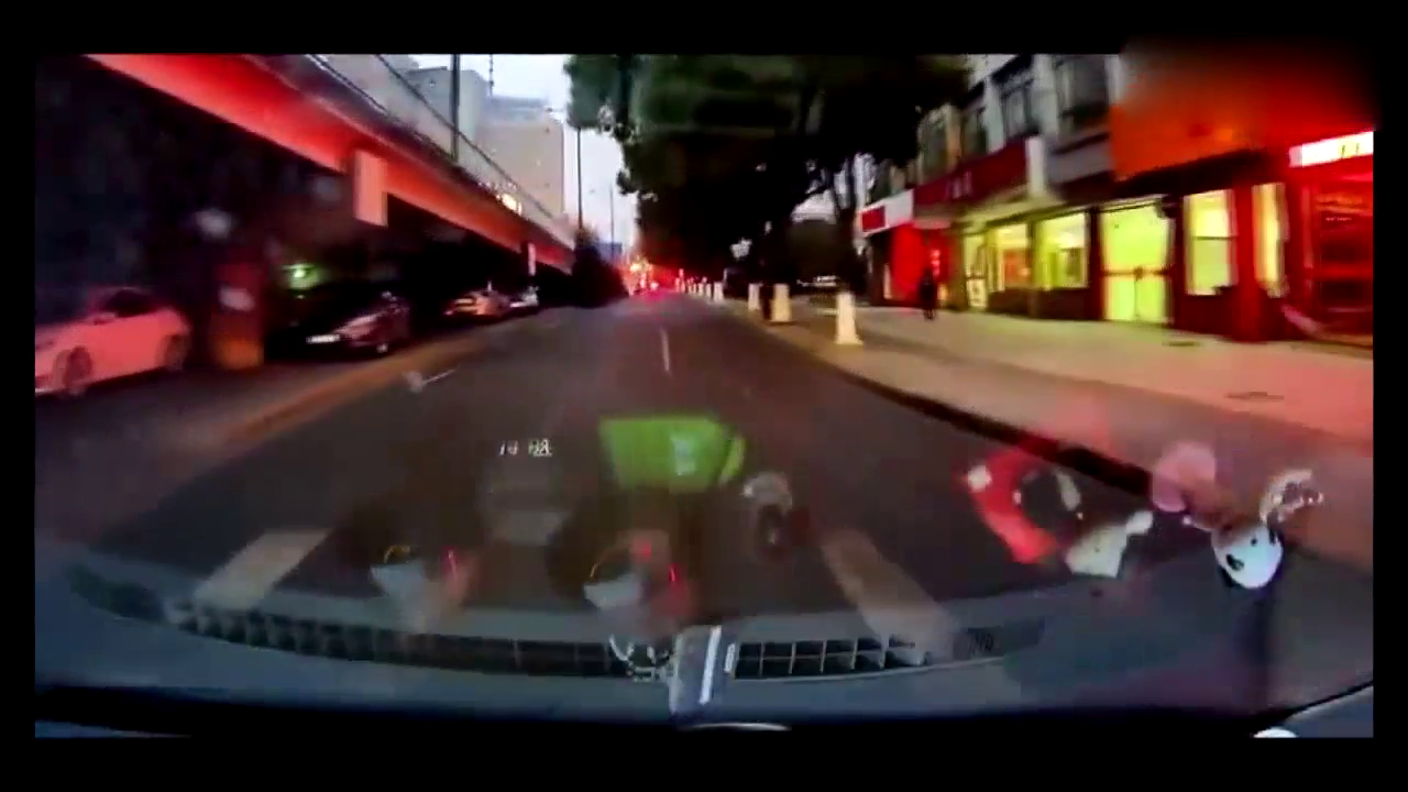 电动车女子突然飞速穿出，被撞后一脸的茫然