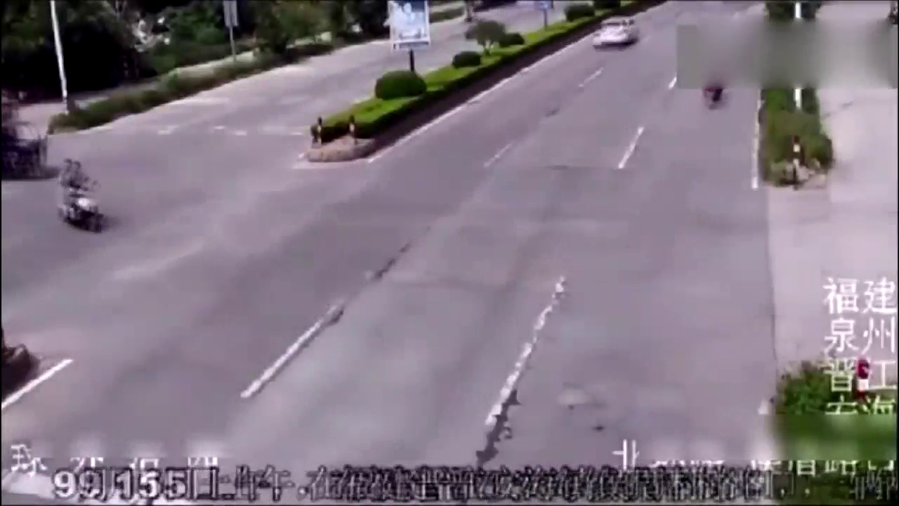 三轮车刹车刹那，眼睁睁看着电动车被撞飞