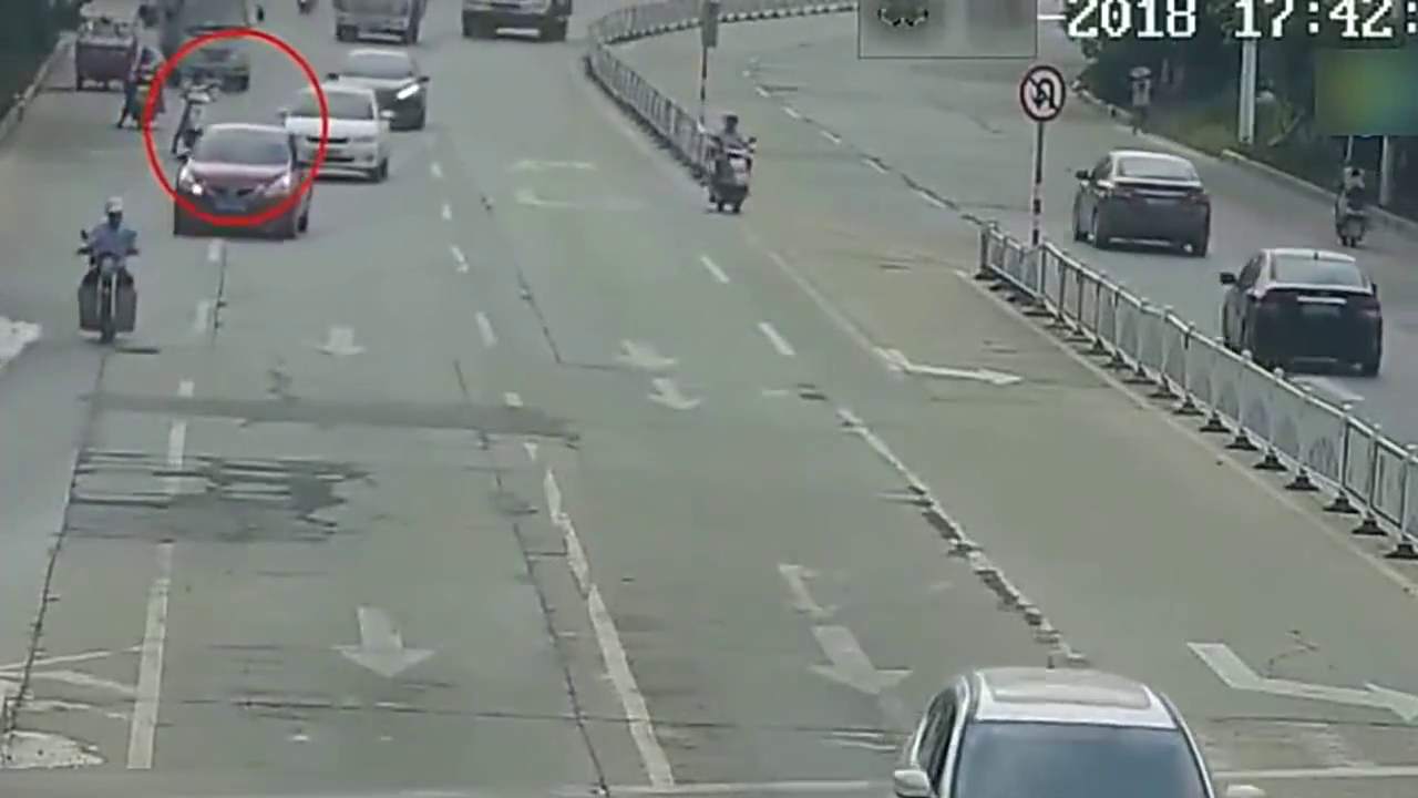 死十次都活该，电动车冒死拦截大货车，货车司机一脚除掉一个祸害