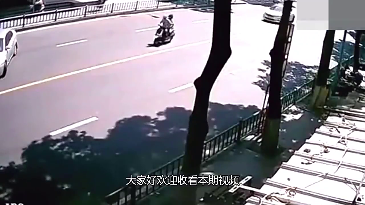 私家车惹祸惹大了！随意变道导致电动车刹车太急，一家三口都摔了