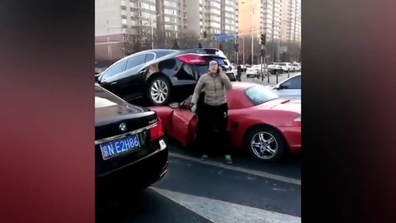 跑车都开成这样了，女司机还这么淡定