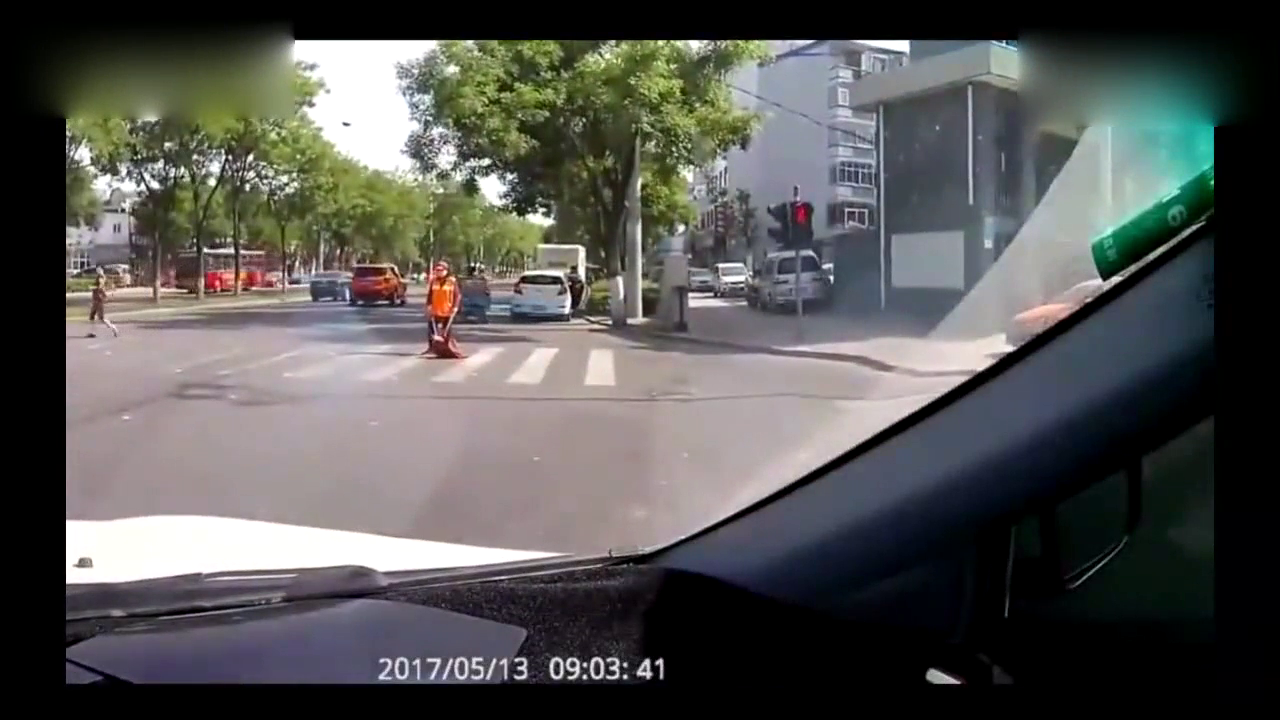 已经很小心了，还是没有躲过这样冲过来的电动车