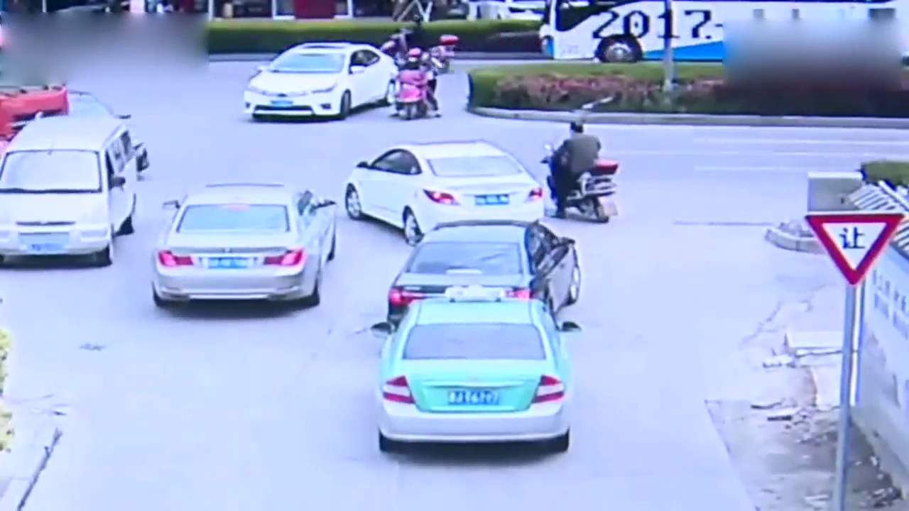 小轿车面对失控的大货车，根本无力挣扎，电动车的反应亮了