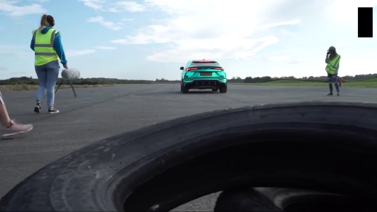 兰博基尼跑车VS越野车，同样炫酷的色系，谁会成为赢家？